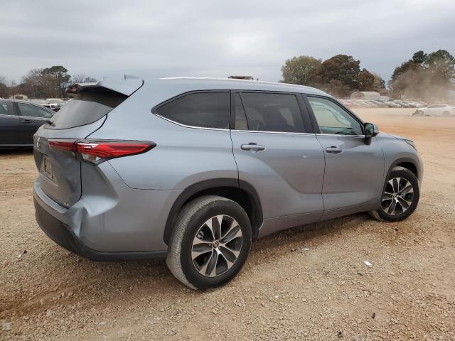 5TDGZRAH7NS115454 - 2022 TOYOTA HIGHLANDER XLE BLUE photo 3