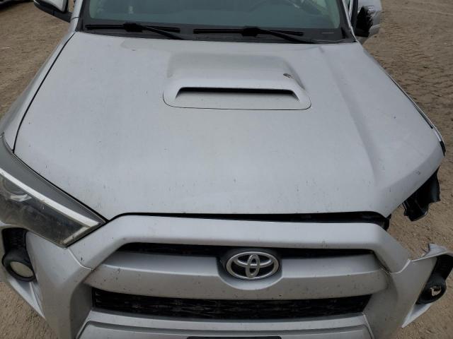 JTEBU5JRXJ5521475 - 2018 TOYOTA 4RUNNER SR5/SR5 PREMIUM ვერცხლისფერი ფოტო 12