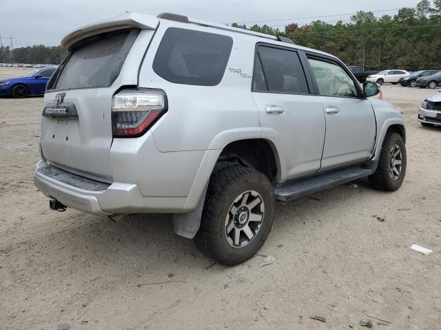 JTEBU5JRXJ5521475 - 2018 TOYOTA 4RUNNER SR5/SR5 PREMIUM ვერცხლისფერი ფოტო 3