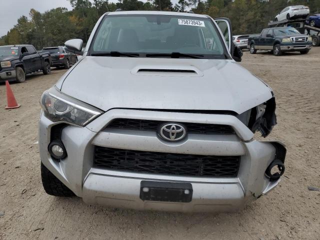 JTEBU5JRXJ5521475 - 2018 TOYOTA 4RUNNER SR5/SR5 PREMIUM ვერცხლისფერი ფოტო 5