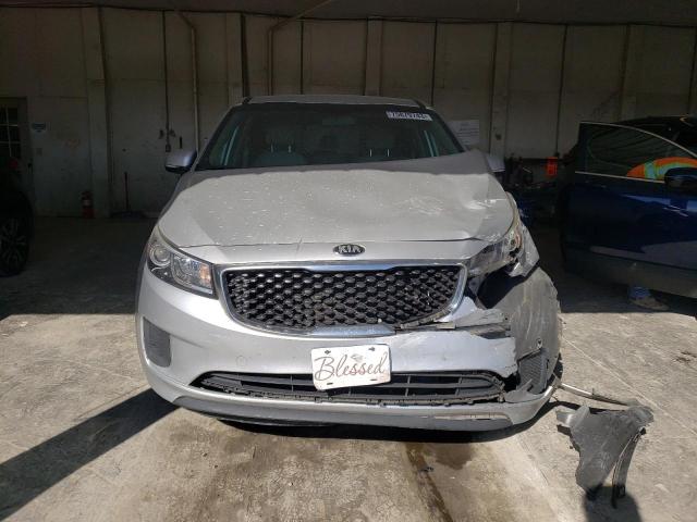 KNDMB5C13H6227558 - 2017 KIA SEDONA LX SILVER photo 5