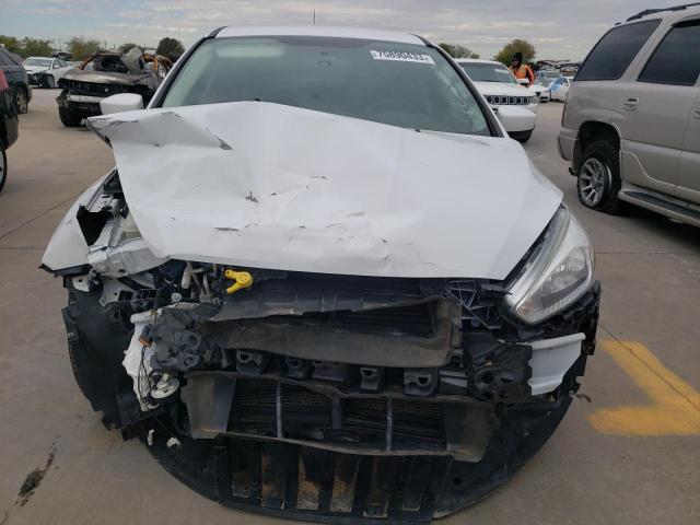 1FADP3K20JL286564 - 2018 FORD FOCUS SE WHITE photo 5