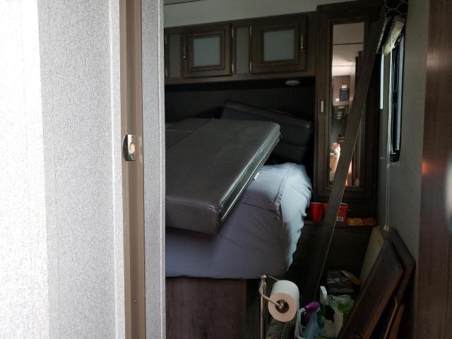 4YDT29023JK417824 - 2018 KEYSTONE PASSPORT TWO TONE photo 5