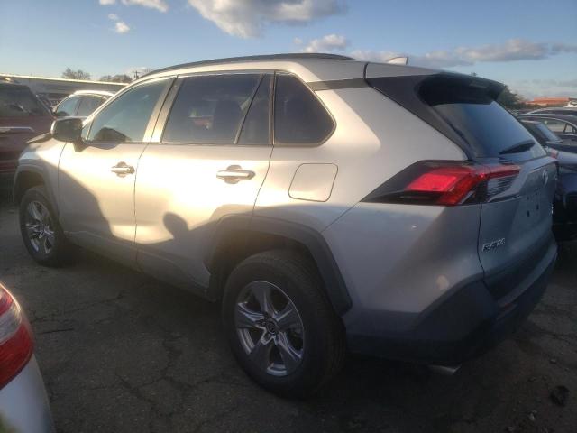 2T3P1RFV5PW365587 - 2023 TOYOTA RAV4 XLE SILVER photo 2