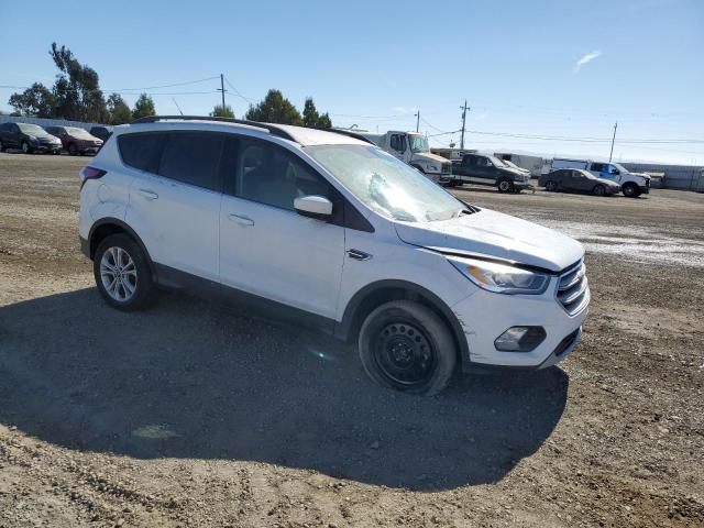 1FMCU9GD2HUE09163 - 2017 FORD ESCAPE SE WHITE photo 4