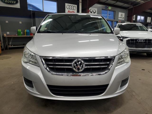 2V4RW3D19AR393195 - 2010 VOLKSWAGEN ROUTAN SE SILVER photo 5