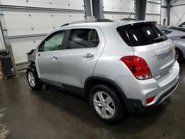 KL7CJPSBXJB671096 - 2018 CHEVROLET TRAX 1LT SILVER photo 2