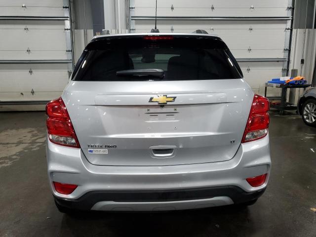 KL7CJPSBXJB671096 - 2018 CHEVROLET TRAX 1LT SILVER photo 6