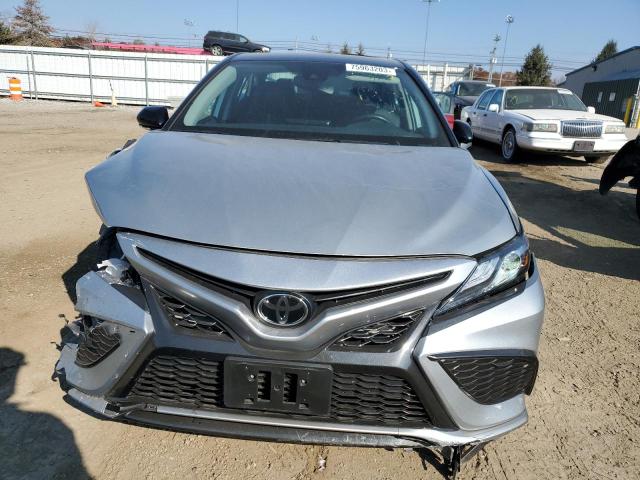 4T1K61AKXMU479812 - 2021 TOYOTA CAMRY XSE SILVER photo 5