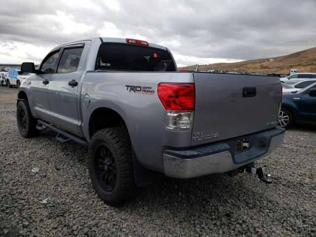 5TFDW5F14DX282184 - 2013 TOYOTA TUNDRA CREWMAX SR5 GRAY photo 2