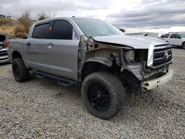 5TFDW5F14DX282184 - 2013 TOYOTA TUNDRA CREWMAX SR5 GRAY photo 4