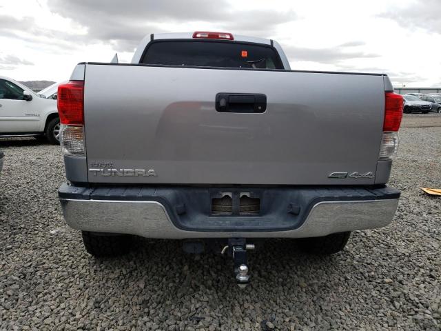 5TFDW5F14DX282184 - 2013 TOYOTA TUNDRA CREWMAX SR5 GRAY photo 6