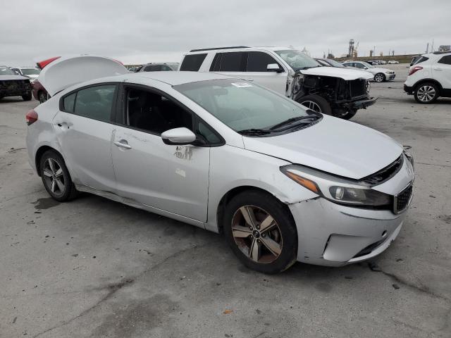 3KPFL4A71JE226030 - 2018 KIA FORTE LX GRAY photo 4