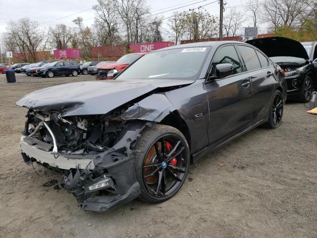 3MW5P9J0XN8C74403 - 2022 BMW 330XE Մոխրագույն լուսանկար 1