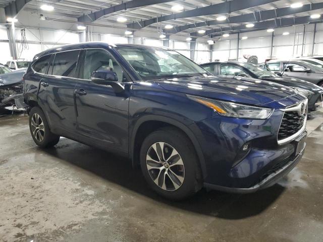5TDGZRBH4NS586282 - 2022 TOYOTA HIGHLANDER XLE BLUE photo 4