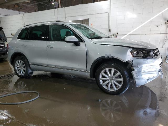 WVGFF9BP8CD002269 - 2012 VOLKSWAGEN TOUAREG V6 SILVER photo 4