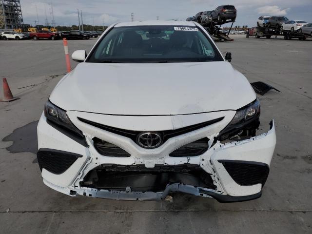4T1G11AK1PU772152 - 2023 TOYOTA CAMRY SE NIGHT SHADE WHITE photo 5