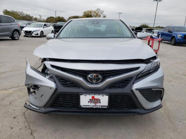 4T1G11AK3RU844732 - 2024 TOYOTA CAMRY SE NIGHT SHADE SILVER photo 5