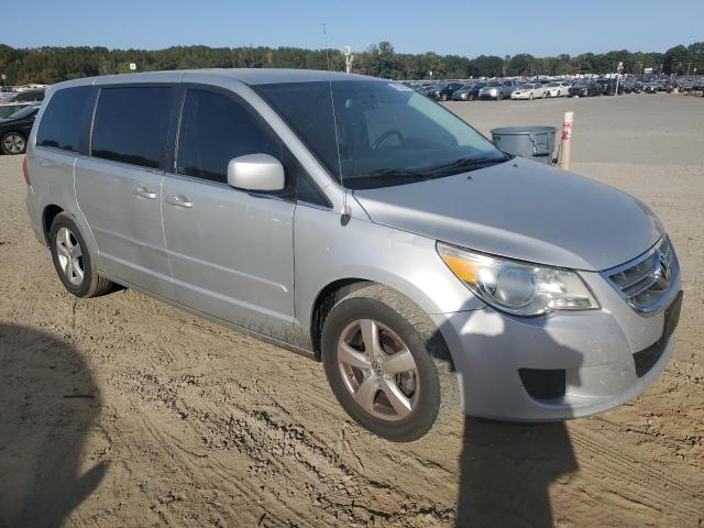 2V4RW3D12AR209358 - 2010 VOLKSWAGEN ROUTAN SE SILVER photo 4