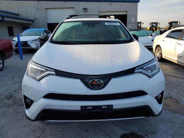 JTMJFREV3JD252590 - 2018 TOYOTA RAV4 SE WHITE photo 5