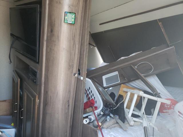 4YDT24026JD415315 - 2018 KEYSTONE PASSPORT WHITE photo 5