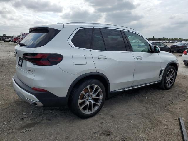 5UX23EU01R9U04083 - 2024 BMW X5 XDRIVE40I WHITE photo 3