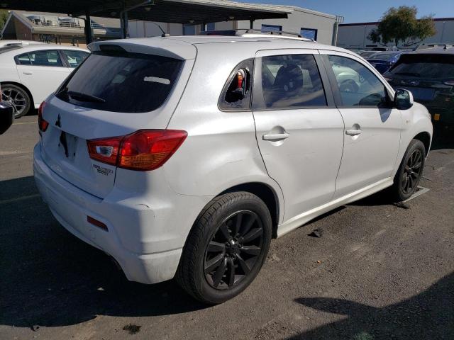 JA4AP4AU1BZ003054 - 2011 MITSUBISHI OUTLANDER SE WHITE photo 3