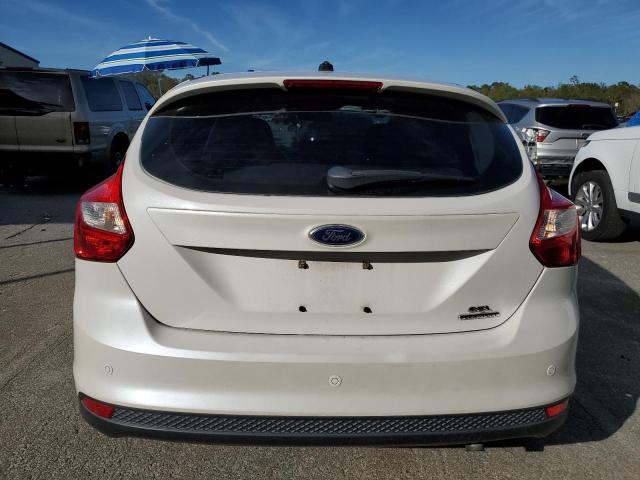 1FAHP3M2XCL402306 - 2012 FORD FOCUS SEL WHITE photo 6