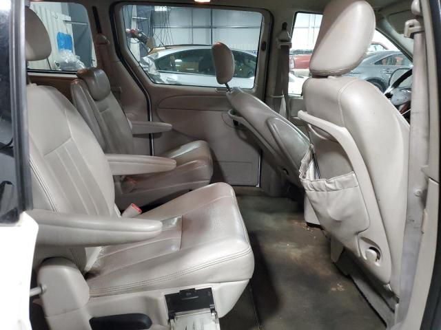 2C4GP54L25R166545 - 2005 CHRYSLER TOWN & COU TOURING WHITE photo 11