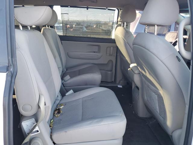 KNDMB5C17G6178718 - 2016 KIA SEDONA LX WHITE photo 11