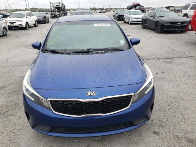 3KPFK4A79HE115111 - 2017 KIA FORTE LX BLUE photo 5