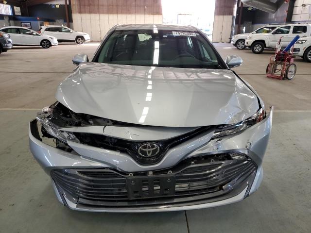 4T1F11BK5LU011466 - 2020 TOYOTA CAMRY XLE SILVER photo 5