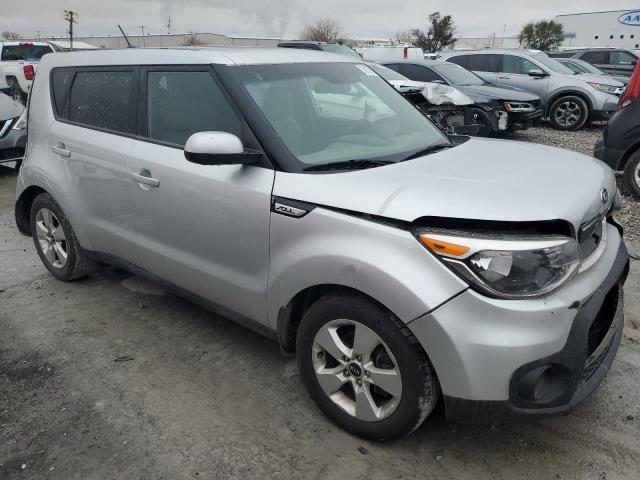 KNDJN2A29K7681240 - 2019 KIA SOUL SILVER photo 4