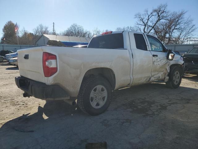 5TFRM5F10GX099820 - 2016 TOYOTA TUNDRA DOUBLE CAB SR/SR5 WHITE photo 3