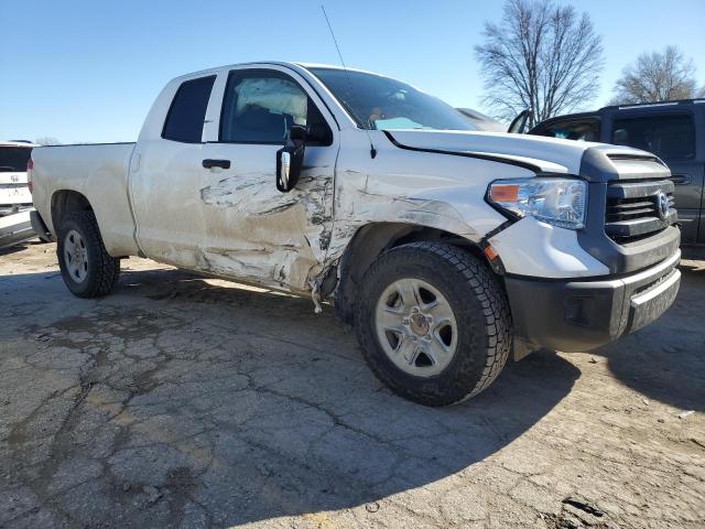 5TFRM5F10GX099820 - 2016 TOYOTA TUNDRA DOUBLE CAB SR/SR5 WHITE photo 4