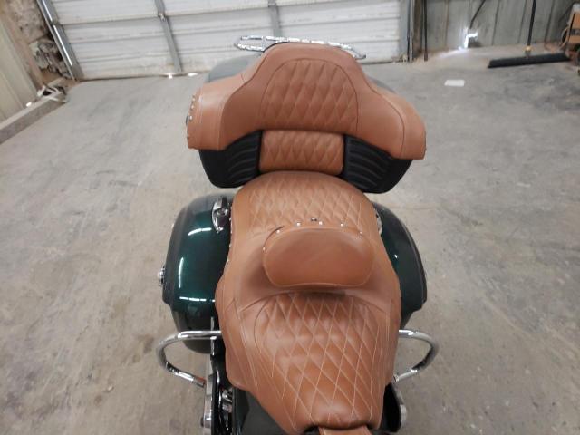 56KTRAAA5J3360620 - 2018 INDIAN MOTORCYCLE CO. ROADMASTER GREEN photo 6