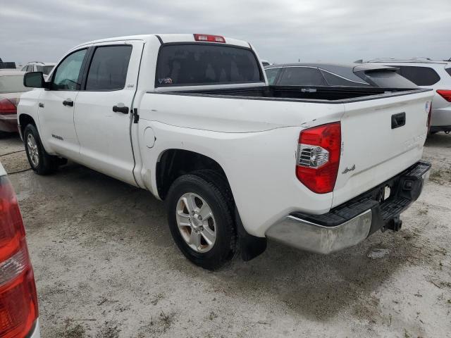 5TFDW5F10JX685915 - 2018 TOYOTA TUNDRA CREWMAX SR5 WHITE photo 2