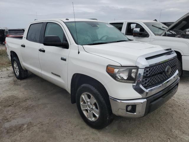 5TFDW5F10JX685915 - 2018 TOYOTA TUNDRA CREWMAX SR5 WHITE photo 4