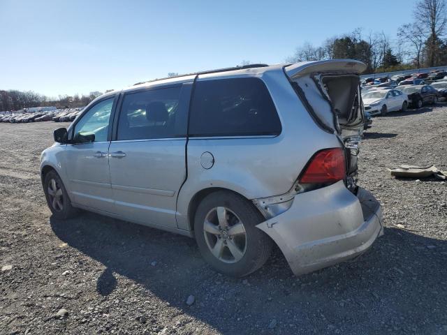 2V4RW3DG9BR669588 - 2011 VOLKSWAGEN ROUTAN SE SILVER photo 2