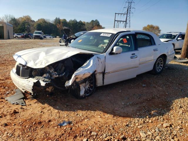 1LNHM82W31Y669854 - 2001 LINCOLN TOWN CAR SIGNATURE WHITE photo 1