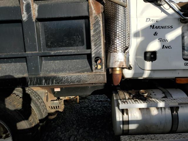 1M2AG11C95M018099 - 2005 MACK 700 CV700 WHITE photo 6