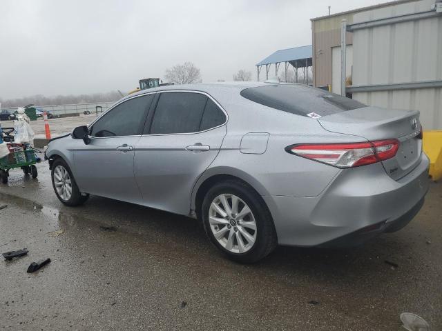 4T1B11HK2KU725690 - 2019 TOYOTA CAMRY L SILVER photo 2