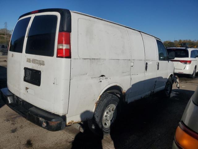 1GCGG25C681115006 - 2008 CHEVROLET EXPRESS G2 WHITE photo 3