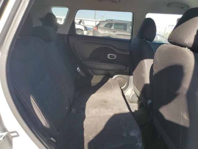 KNDJN2A26J7562771 - 2018 KIA SOUL SILVER photo 10