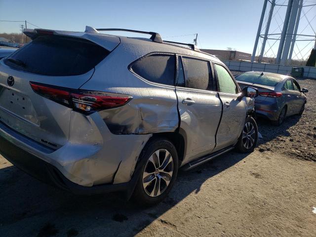 5TDGZRBH4NS575671 - 2022 TOYOTA HIGHLANDER XLE SILVER photo 3