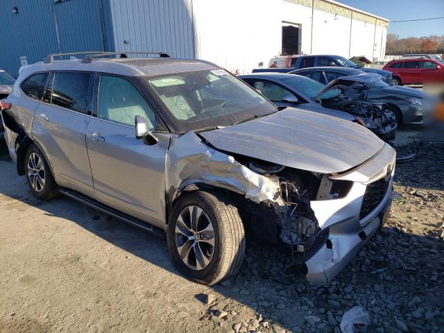 5TDGZRBH4NS575671 - 2022 TOYOTA HIGHLANDER XLE SILVER photo 4