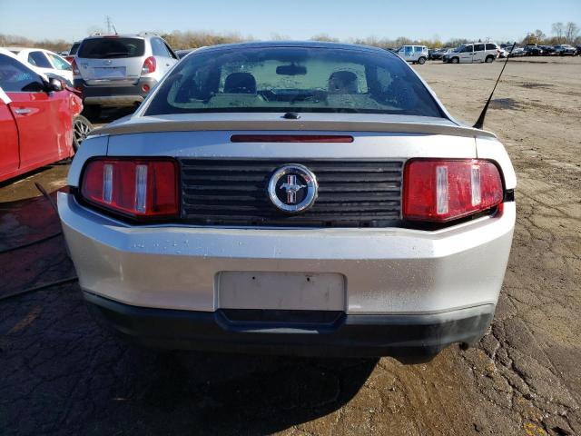 1ZVBP8ANXA5119818 - 2010 FORD MUSTANG SILVER photo 6