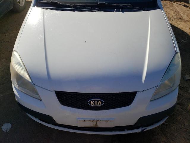 KNADE223796441752 - 2009 KIA RIO BASE WHITE photo 11