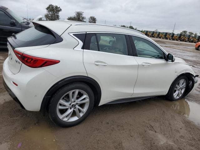 SJKCH5CP2JA045672 - 2018 INFINITI QX30 BASE WHITE photo 3