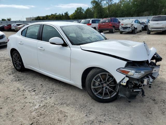 ZARFAEBN6J7583637 - 2018 ALFA ROMEO GIULIA WHITE photo 4